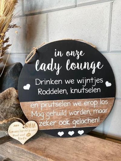 Tekstbord rond  lady lounge - INCLUSIEF HOUTEN HARTJE MET TEKST - groot met de tekst In onze ladylounge -   Afmetingen 40 cm  Hout - krijtzwart - wit - moederdag - moederdag cadeau - verjaardag - mama