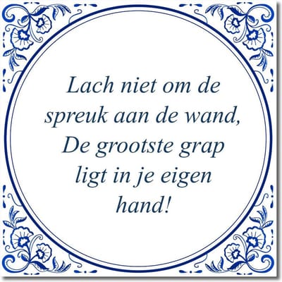 Tegeltje met standaard - Lach niet om de spreuk aan de wand, De grootste grap ligt in je eigen hand!