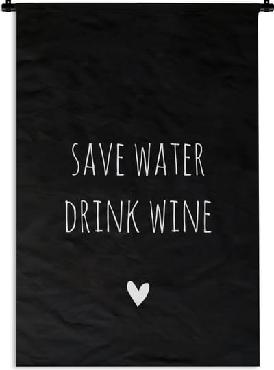Wandkleed - Wanddoek - Engelse quote "Save water drink wine" met een hartje op een zwarte achtergrond - 60x90 cm - Wandtapijt