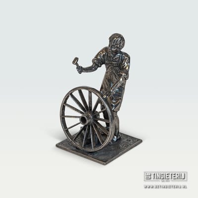 Tinnen Wielenmaker Beeldje – Handgemaakt Miniatuur Ambacht – Decoratief Beroepenbeeld – Uniek Cadeau & Vakmanschap