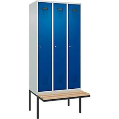 C+P Evolo Plus garderobekast, 3 vakken van elk 300 mm breed, zwevende bank, B 900 x D 815 x H 2120 mm, cilinder, lichtgrijs/gentiaanblauw