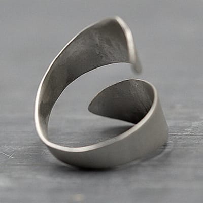 Bague ouverte réglable en alliage avec placage galvanique Bague d'art Cadeau pour femmes et filles Bague sculptée Montagne Pin Arbre black