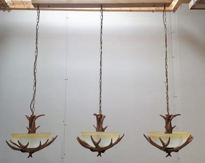 Hanglamp Herten Gewei 3 kap | 9 lichts - 160x45x120cm - Bruin/Creme - Glas/Epoxyhars - hanglampen eetkamer, eetkamer hanglamp, lamp boven tafel, eettafellamp
