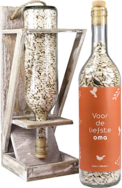 Wijnfles met vogelzaad - Voor de liefste oma – met flessenhouder