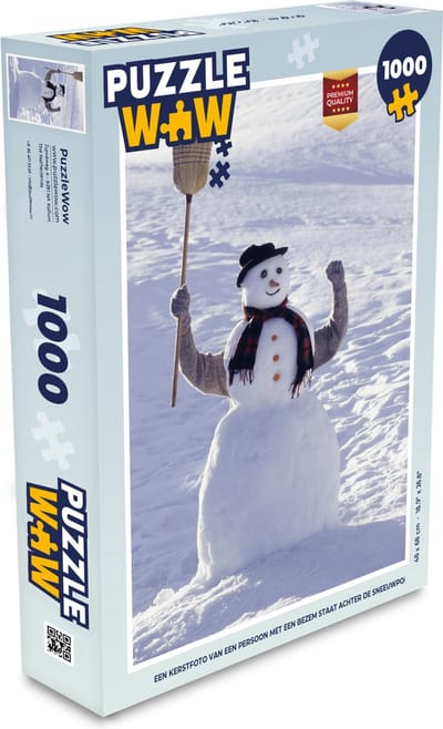 Puzzel Een kerstfoto van een persoon met een bezem staat achter de sneeuwpop - Legpuzzel - Puzzel 1000 stukjes volwassenen - Kerst - Cadeau - Kerstcadeau voor mannen, vrouwen en kinderen
