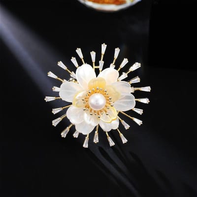 Broche Tournesol Élégante Design Luxe Léger pour Femme Perle d'Imitation Fashionable et Polyvalente Broche Sens du Design de Niche white