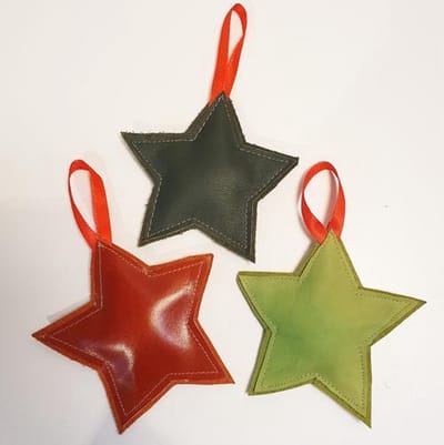 Toetie & Zo Handgemaakte set Leren Hangers Groen Rood Ster, kerstmis, kersthanger, kerstbal