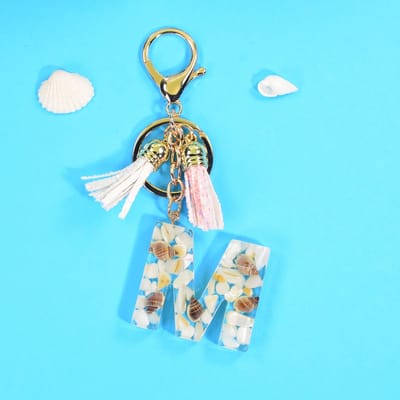 Letter Sleutelhanger A-Z – Luxe Initialen Sleutelhanger met Pompon & Kwastje – Tashanger voor Dames & Meisjes – Accessoire voor Sleutelbos, Handtas, Rugzak & Autosleutel – Persoonlijk Cadeau voor Vrouw, Moeder, Dochter & Vriendin