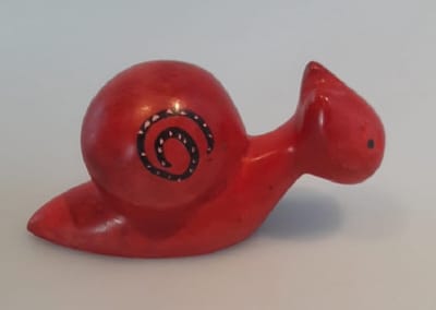 Nog meer sfeer in uw woonomgeving met deze prachtig handgemaakte slak! Een bijzondere slak gemaakt van speksteen, een zachte natuursteen. Vind een gezellig plekje in je huis, serre/tuinkamer of in de werkkamer. Voor uzelf of Bestel Een Kado.