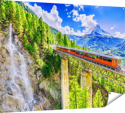Gards Tuinposter Trein op een Brug bij een Waterval in Zwitserland - 160x120 cm - Tuindoek - Tuindecoratie - Wanddecoratie buiten - Tuinschilderij