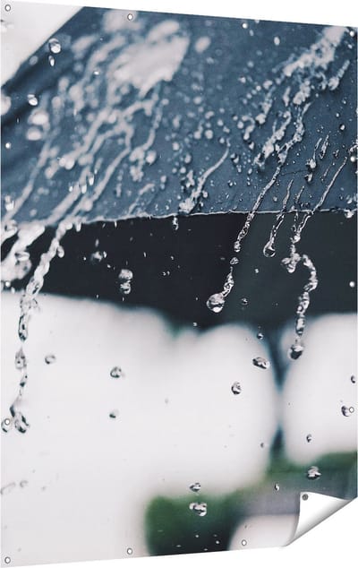Gards Tuinposter Zwarte Paraplu met Regen Druppels - 120x160 cm - Tuindoek - Tuindecoratie - Wanddecoratie buiten - Tuinschilderij
