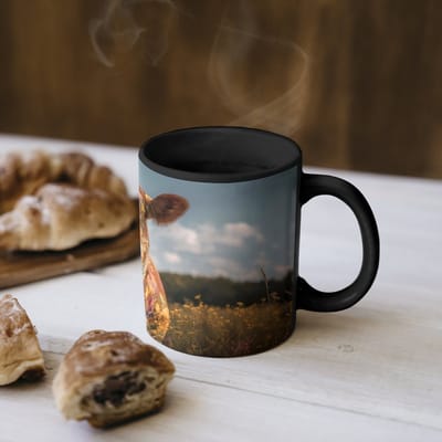 Magische Mok - Foto op Warmte Mokken - Koffiemok - Koe - Bloemen - Weiland - Magic Mok - Beker - 350 ML - Theemok