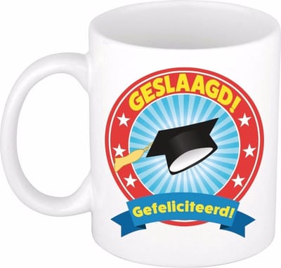 Geslaagd gefeliciteerd koffiemok - trofee beker - 300 ml - wit - Cadeau - Feestartikelen - Graduation - Diploma