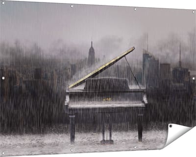 Gards Tuinposter Piano in de Regen voor een Stad - 150x100 cm - Tuindoek - Tuindecoratie - Wanddecoratie buiten - Tuinschilderij