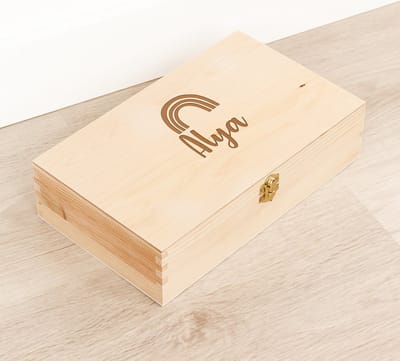 Houten kistje 'Alya' Regenboog - Tekenkist - Herinneringsdoos - Kraamcadeau - Knutseldoos - Memorybox - Baby - Geboorte