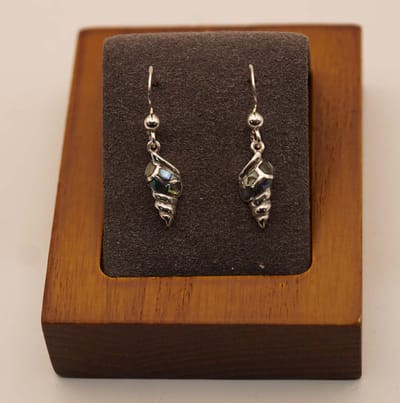 Zilveren oorhangers schelpen met gekleurde schelpen - sterling zilveren kleine schelpen oorbellen - oorhangers met schelpen van 925 zilver gemaakt - prachtige zee oorbellen van zilver - cadeau tip verjaardag, feestdagen, zomaar