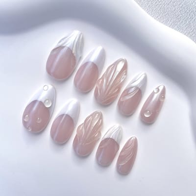 GimmeClawz Press On Nails - Fake nails - Handgemaakte Press-On Nagels - 24 Plakstickers, Witte Chrome Middellange Almond Nagels - Pearl Dew - Maat XS