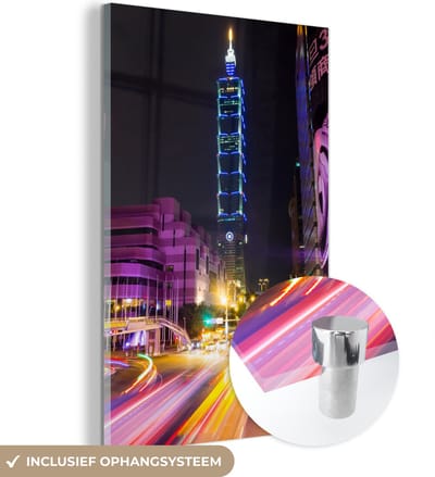 ® Glasschilderij 120x180 cm - Schilderij acrylglas - De verlichte Taipei 101 in Taiwan bij avond - Foto op glas - Muurdecoratie woonkamer - Wanddecoratie slaapkamer - Schilderijen