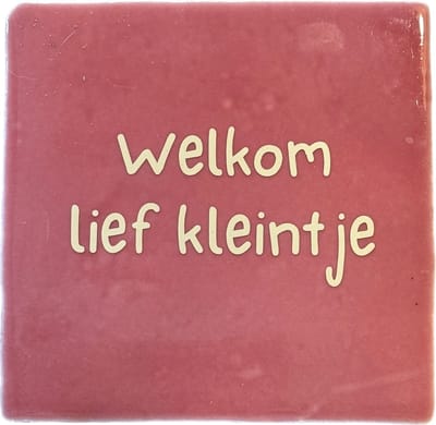 Hippe tegeltje met tekst: Welkom lief kleintje | Roze rosa | Pastel beige | Gepersonaliseerde cadeau | Hippe Spreuktegel | Geboorte kindje | Dochter | Meisje | Kraamcadeau | Toffe spreuktegel
