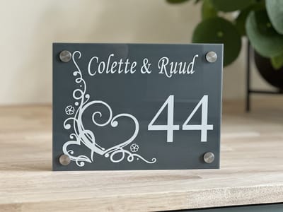 Naambordje / huisnummer voordeur hartjes sierlijk grijs 15x20cm met rvs afstandhouders
