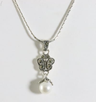 Fijne zilveren vlinder hanger met marcasiet en parel aan ketting