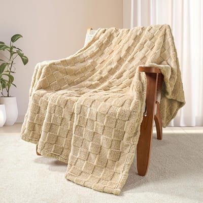 Famanu - Fleece Deken 127 x 152 cm - Beige - Superzachte Lichtgewicht Geruite Plaid voor Alle Seizoenen