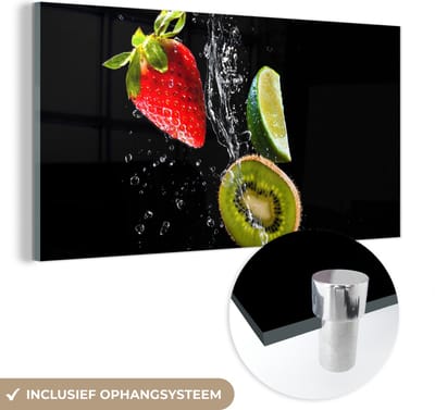 MuchoWow® Glasschilderij 120x60 cm - Schilderij acrylglas - Fruit - Water - Zwart - Stilleven Aardbei - Kiwi - Foto op glas - Schilderijen