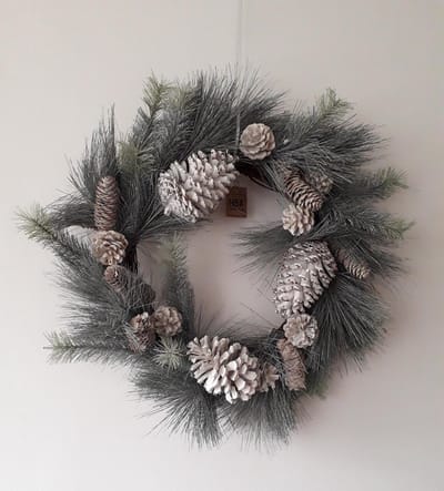Dbt Krans Landelijkl met Dennenappels Groen-Bruin-Wit D 36 cm