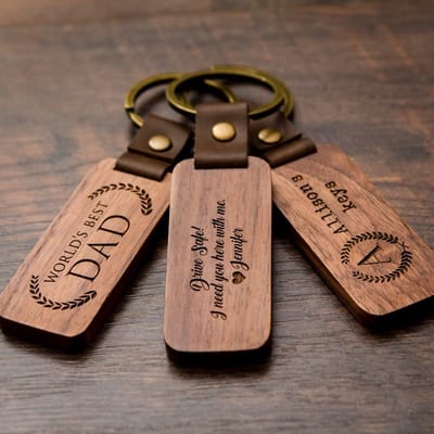 Houten Sleutelhanger met Gravure – Drive safe, I need you here – Luxe Afwerking met PU Leren Detail – Perfect Cadeau voor Hem & Haar