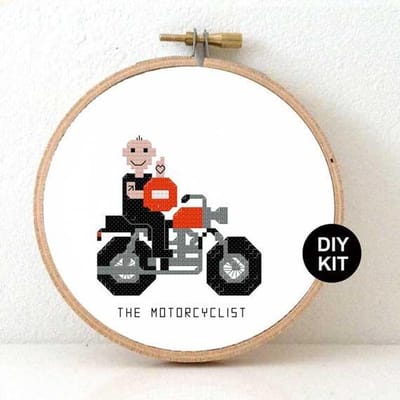 Manlijke motorrijder borduurpakket | Borduurpakket voor volwassenen | motor fan kado maken | Borduurpakket inclusief borduurring, DMC borduurgaren, Aida borduurstof, borduurnaald en instructies