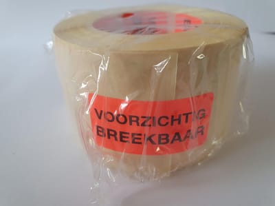 Sticker met "Voorzichtig Breekbaar" erop - Formaat: 49 x 23 mm - Materiaal: rood radiant