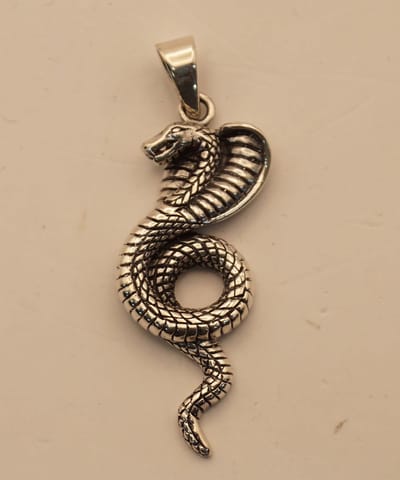 Zilveren hanger cobra - mooie sterling zilveren cobra hangertje - bedel van ketting cobra - stoere dieren hangers - ruige zilveren dieren hangers - mooie dieren hangers van 925 zilver - heren dames hangertje van zilver