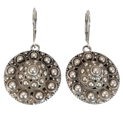 Oorbellen Zeeuwse knop sterling zilver met veel Zeeuwse bolletjes, designerskwaliteit van Zeeuws Meisje