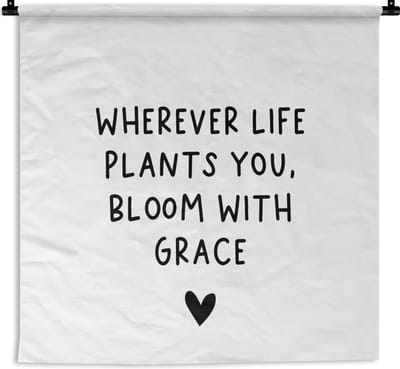 Wandkleed - Wanddoek - Engelse quote "Wherever life plants you, bloom with grace" met een hartje voor een witte achtergrond - 60x60 cm - Wandtapijt