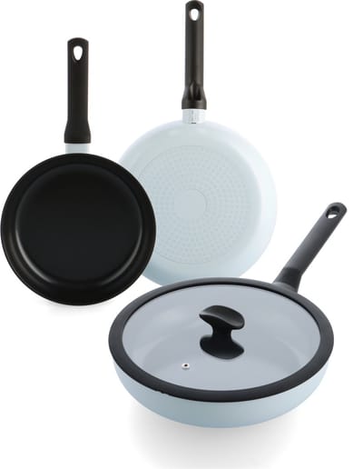BK Enjoy Pannenset 3-delig - 24/28cm - 3.4L - PFAS-vrije antikleeflaag - Pannenset inductie - Keramische pan - Ovenbestendig tot 160°C - Hapjespan 28cm met deksel -Koudgrepen - Met glazen deksel - Lichtblauw