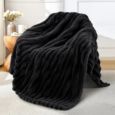 Famanu - Fleece deken voor bank, super zachte 3D gestreepte jacquard beddeken, lichtgewicht donzige gezellige dekens voor alle seizoenen, 127 x 152 cm, zwarte deken