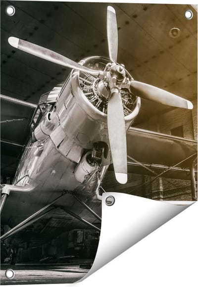 Gards Tuinposter Oud Vliegtuig in een Hangar - Zwart Wit - 40x50 cm - Tuindoek - Tuindecoratie - Wanddecoratie buiten - Tuinschilderij