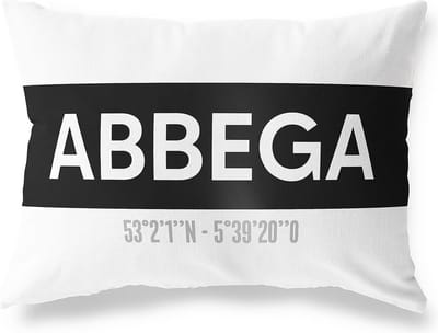 Tuinkussen ABBEGA - FRIESLAND met coördinaten - Buitenkussen - Bootkussen - Weerbestendig - Jouw Plaats - Studio216 - Modern - Zwart-Wit - 50x30cm