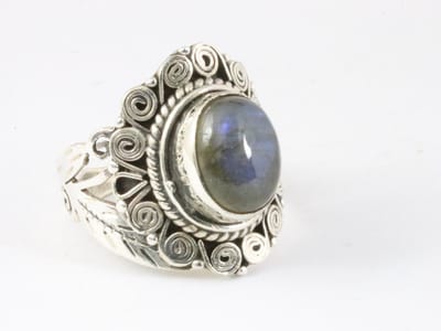 Traditionele bewerkte zilveren ring met labradoriet - maat 17