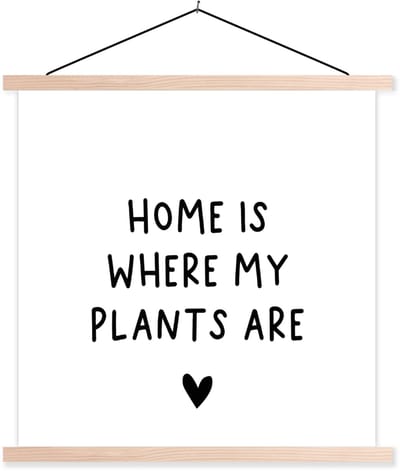Posterhanger incl. Poster 60x60 cm - Schoolplaat - Engelse quote "Home is where my plants are" met een hartje tegen een witte achtergrond - Textielposter - Blanke latten