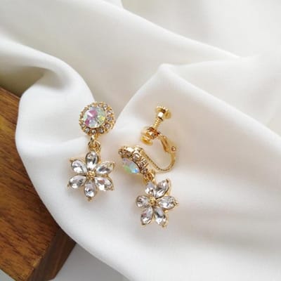 Nieuwe Koreaanse stijl elegante en verfijnde oorbellen voor meisjes, retro barokstijl, glanzende strass bloemen, clipoorbellen zonder gaatjes. beige