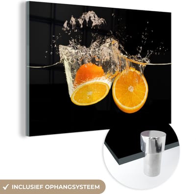 MuchoWow® Glasschilderij 150x100 cm - Schilderij acrylglas - Sinaasappel - Stilleven - Water - Zwart - Fruit - Foto op glas - Schilderijen