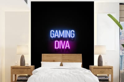 Behang - Fotobehang Gaming - Quotes - Neon - Gaming diva - Vrouwen - Breedte 165 cm x hoogte 220 cm