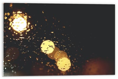 Forex - Lampjes bij Regendruppels - 60x40cm Foto op Forex