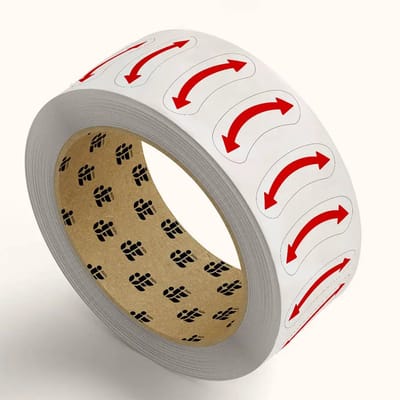 Links- en rechtswijzende draairichtingspijl stickers op rol - rood wit | 10 x 4 cm - 212 stickers per rol