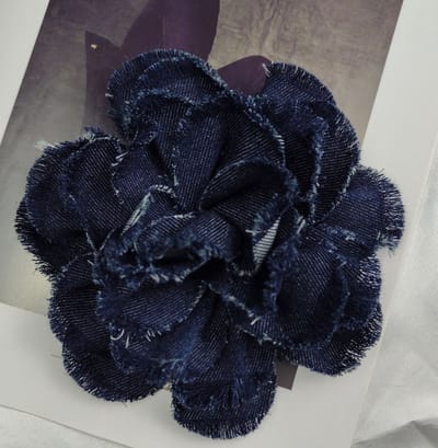 Broche-Boheemse denim rozenbroche 15 cm | Grote reversspeld en camelia haarclip voor dames en meisjes | Multifunctionele corsagebroche van denim materiaal-Donkerblauwe gerafelde randen