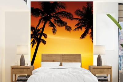 Behang - Fotobehang Palmboom - Zonsondergang - Strand - Oranje - Tropisch - Breedte 195 cm x hoogte 260 cm