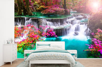Behang - Fotobehang Waterval - Zon - Bomen - Regenboog - Natuur - Breedte 525 cm x hoogte 350 cm