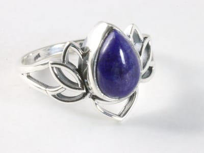 Opengewerkte zilveren lotus bloem ring met lapis lazuli - maat 15.5