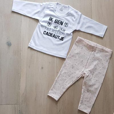 Baby kleding set  meisje | maat 74 | broekje roze beertjes en wit shirtje lange mouw met tekst zwart ik ben dit jaar het mooiste cadeautje | bekendmaking zwangerschap eerste vaderdag moederdag zwangerschapsaankondiging geboorte kraamcadeau papa mama